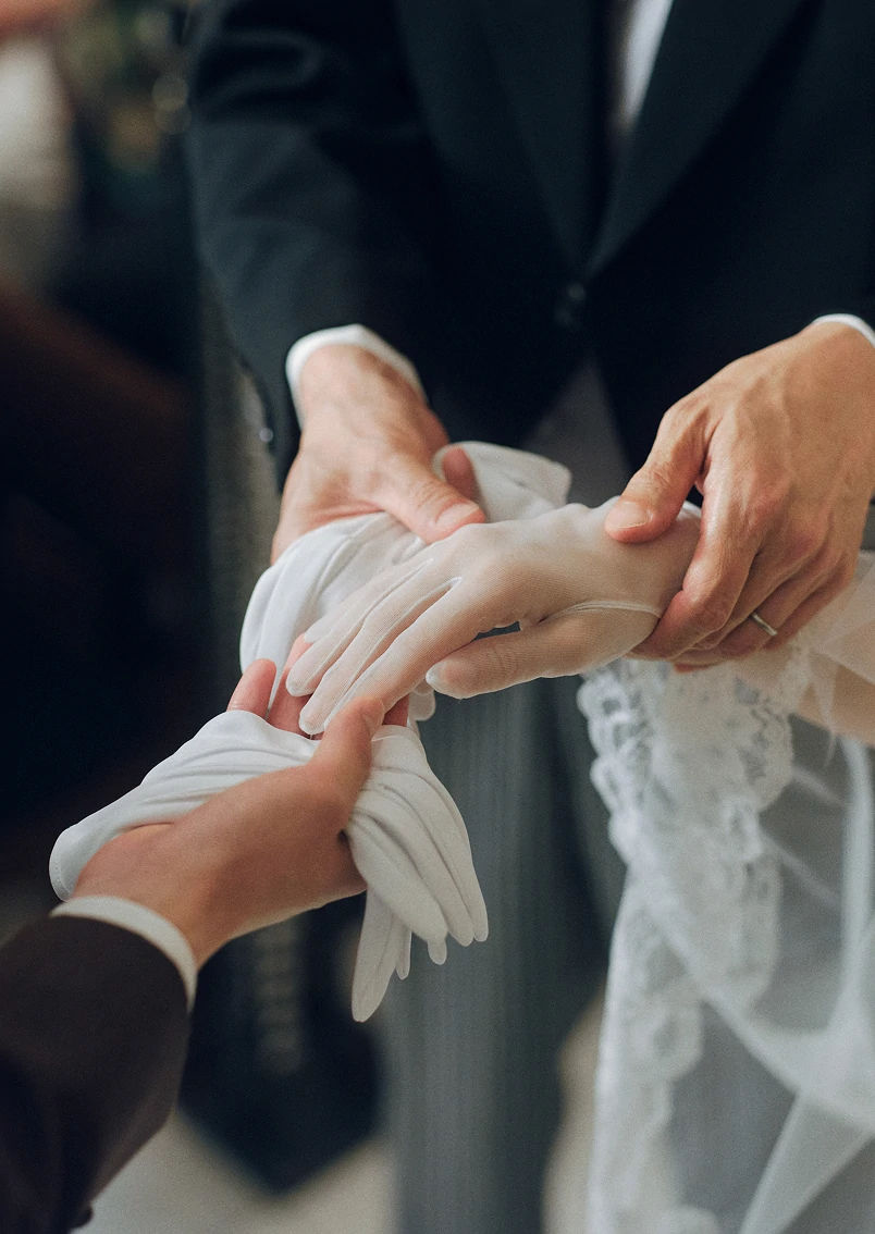 父親から新郎へ新婦の手が託されるセレモニーの手元