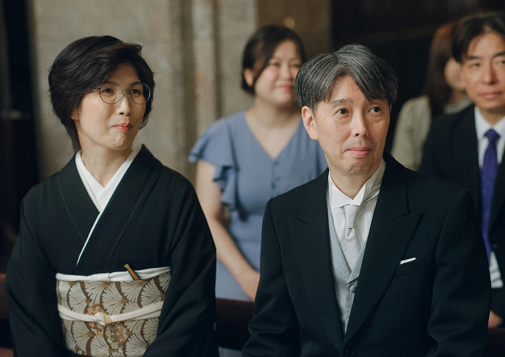 温かい笑顔を向ける新郎両親