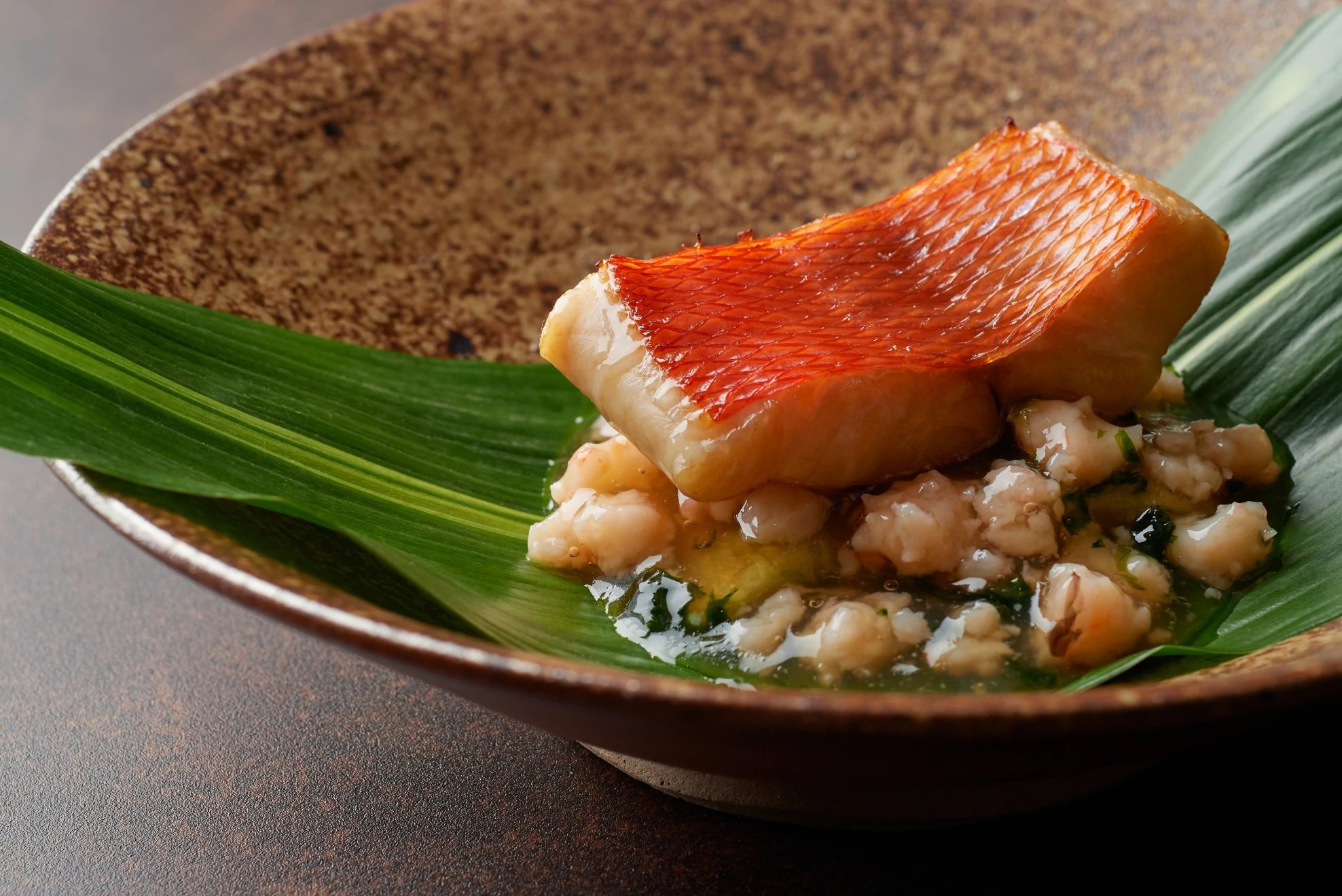 シェフが仕上げた温製魚料理