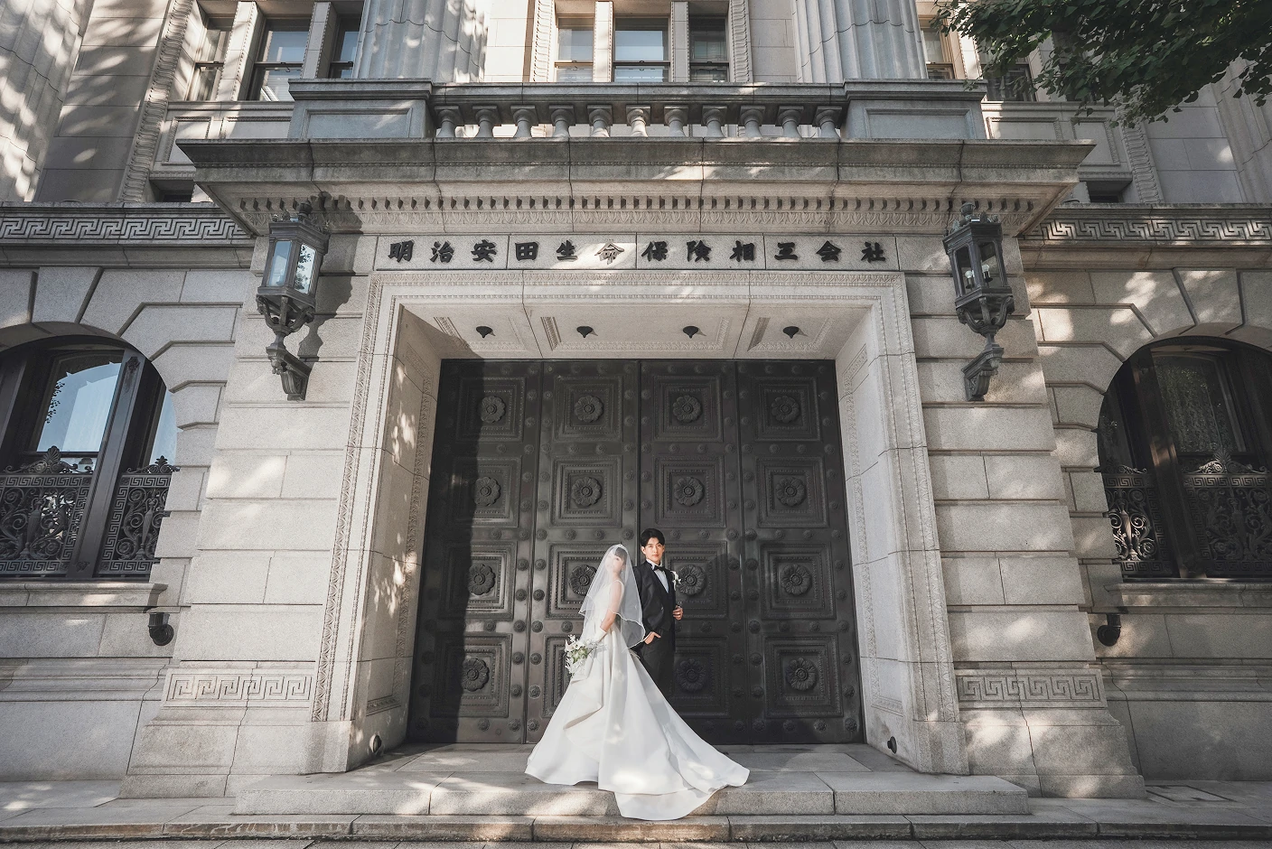 ブロンズドアの前の新郎新婦