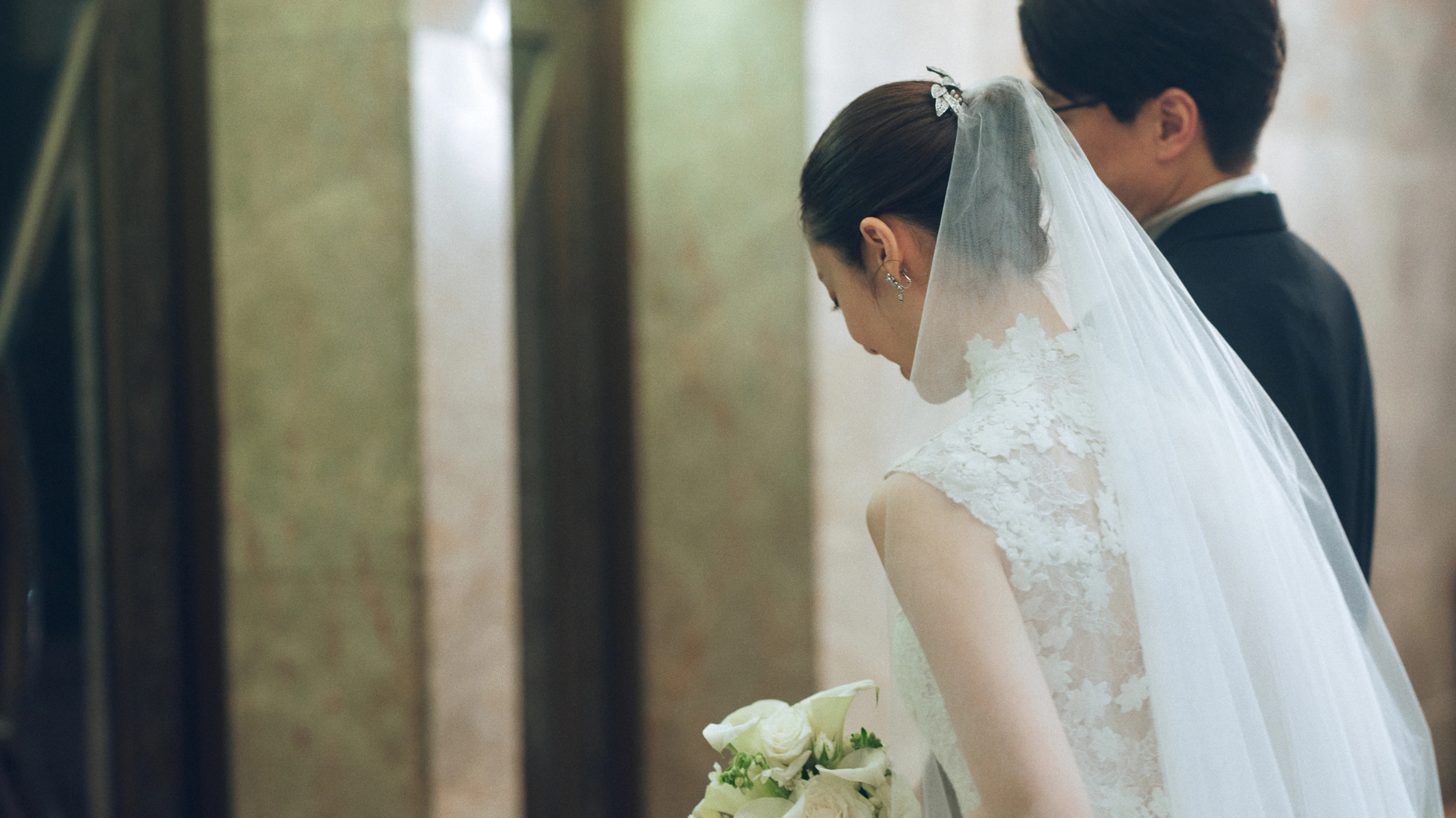 家族を想う新婦の後ろ姿