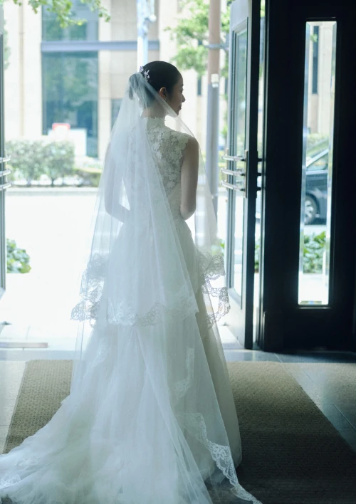 上品なドレスを身に纏う新婦の後ろ姿