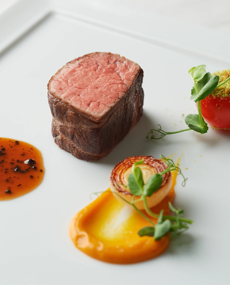 レストランウエディングで提供される牛フィレ肉のメインディッシュ