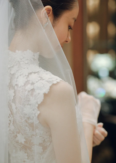 結婚式の準備をする花嫁