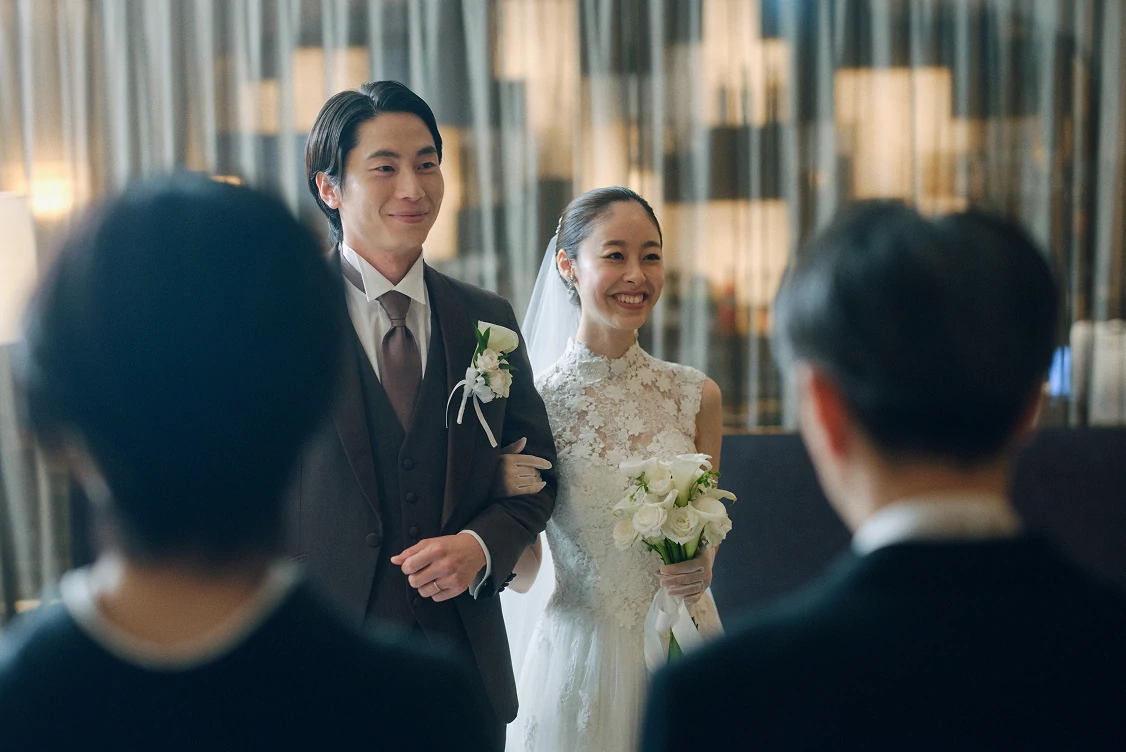 晴れ姿をファミリーミートで家族に笑顔を向ける新郎新婦