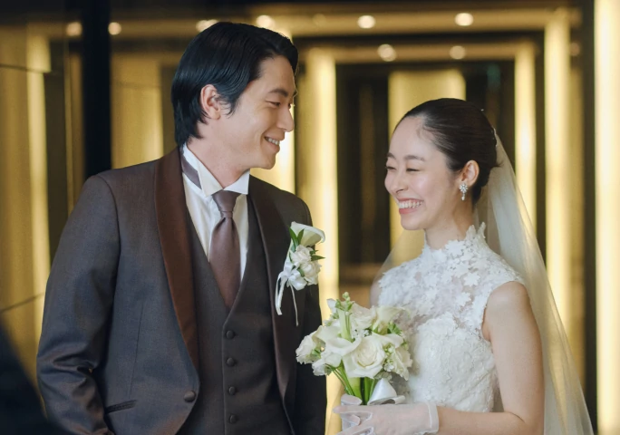 穏やかなひと時を過ごす新郎新婦