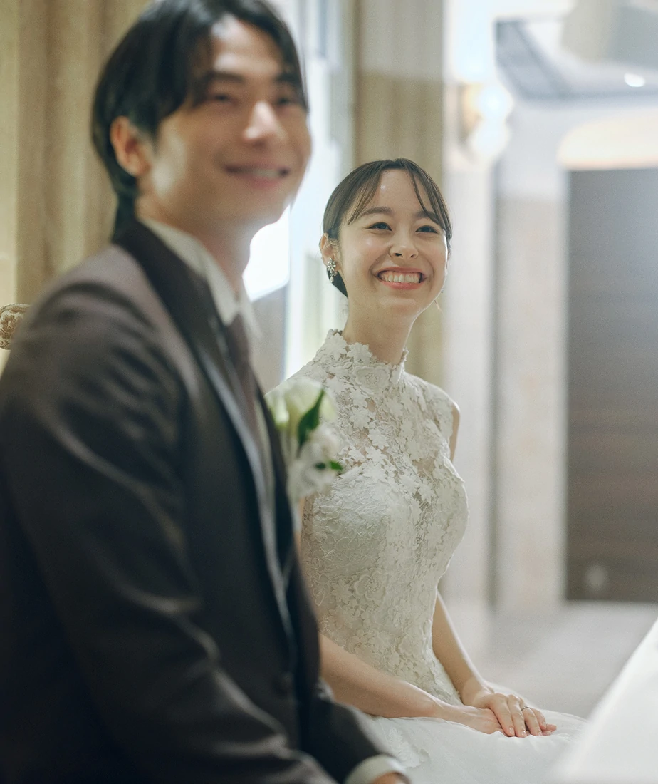 クラシカルな披露宴会場でゲストと楽しむ新郎新婦